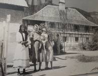 Kolonisten vor der Schule der Colonia Tovar. Fotograf unbekannt, ohne Datum