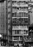 "Librería y Galería Buchholz" en la Avenida Jiménez de Quesada de Bogotá hacia 1961. Pie de foto de la fotografía original:  "A los diez años Buchholz había llenado de libros el edificio, a excepción de un piso." ©Zentralarchiv Staatliche Museen zu Berlin